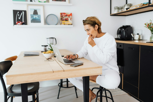 Mujer revisando rentabilidad en su laptop